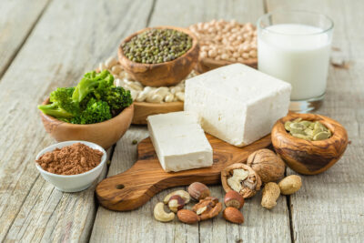 Auswahl veganer Proteinquellen auf Holzhintergrund