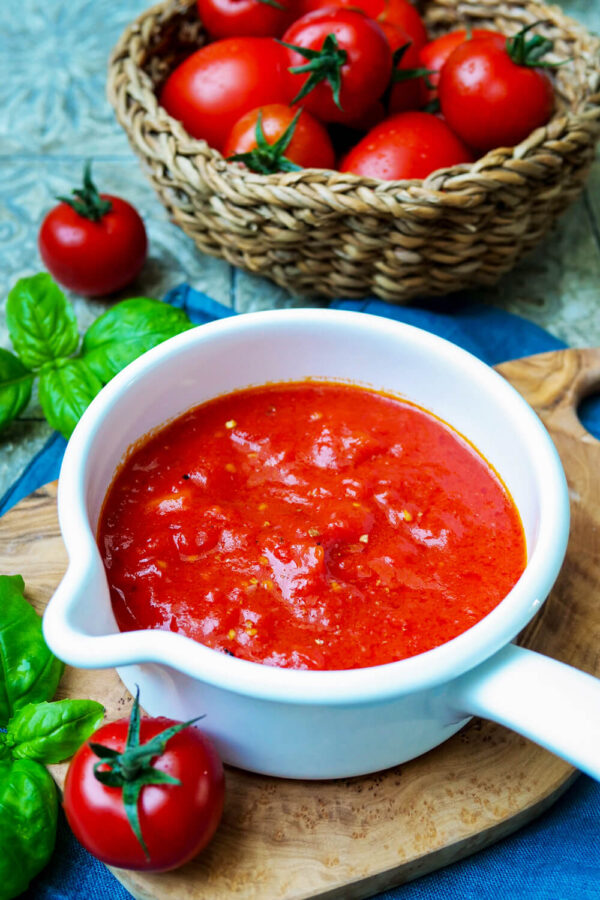 Beste selbstgemachte Tomatensoße im Topf