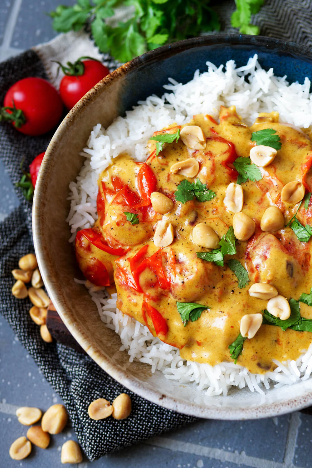Erdnuss-Curry mit Reis auf einem Teller angerichtet.