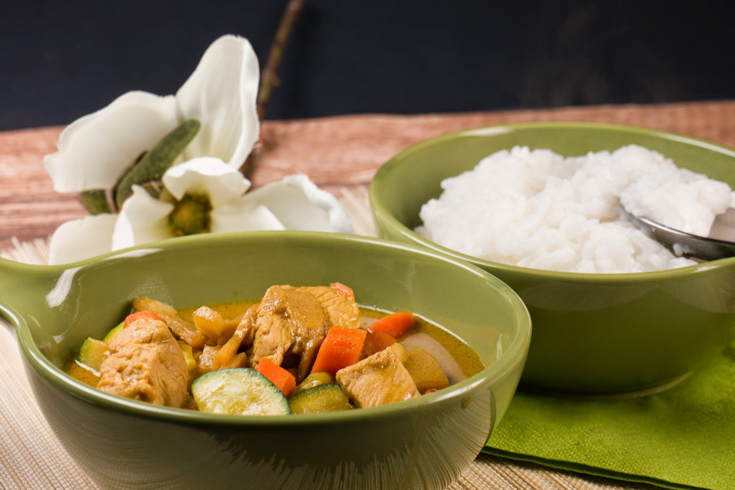 Scharfes grünes Thai-Curry mit Hähnchen, Zucchini, Bambussprossen und Kokosmilch