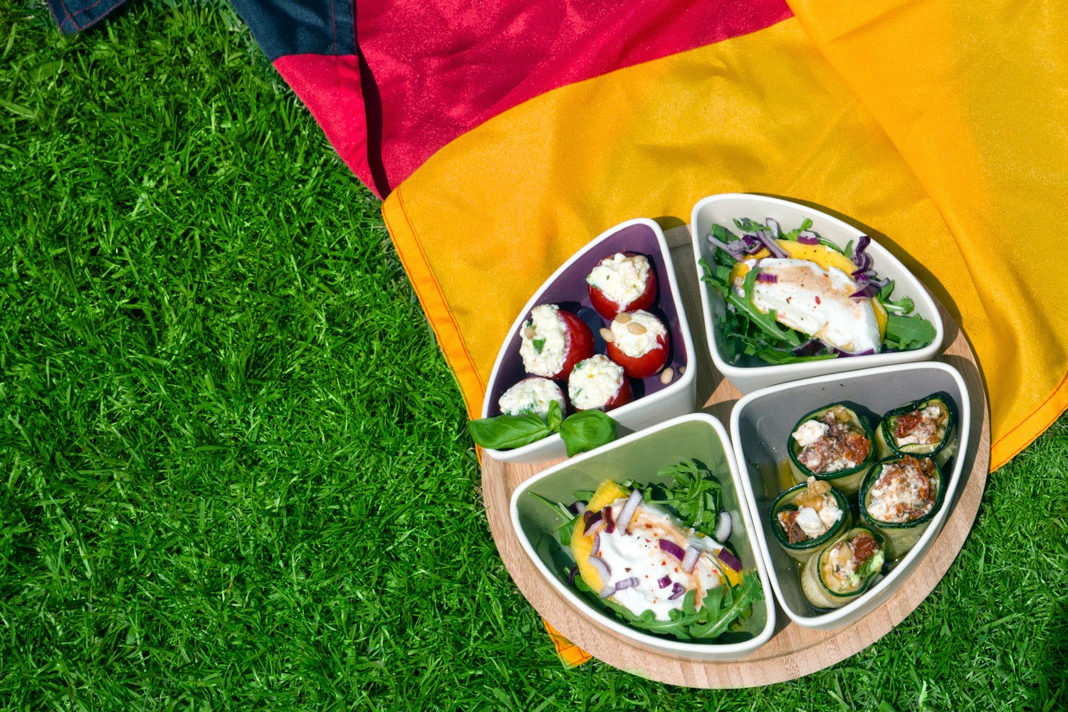Fingerfood-Ideen zur Fußball-WM 2014 - Mango-Mozzarella-Spalten, Zucchiniröllchen, Gefüllte Kirschtomaten 