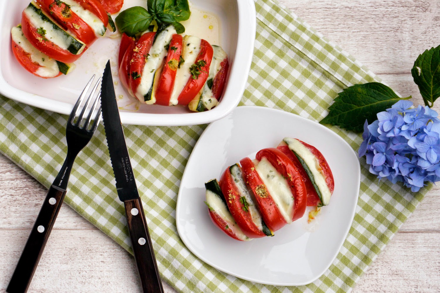Gebackene Tomaten mit Zucchini und Mozzarella – Pomodori alle zucchine 